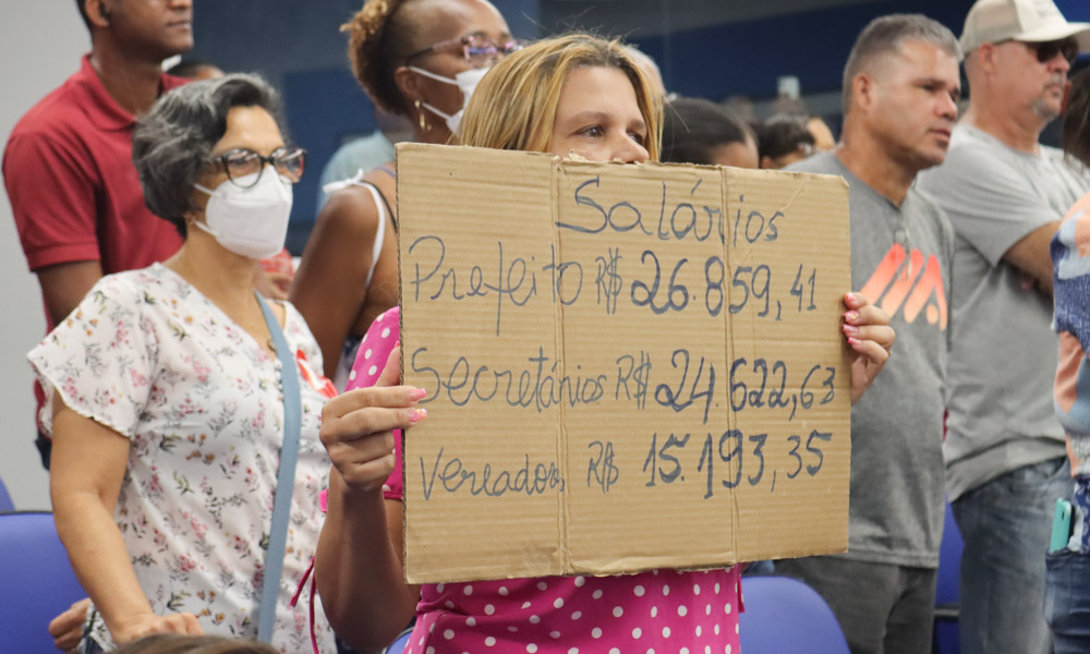 Servidores públicos municipais protestam por reajuste salarial na Câmara