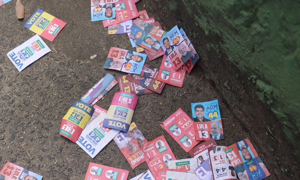 'Santinhos' que associam imagem de ACM Neto a Bolsonaro e Lula se espalham pelas ruas de Camaçari