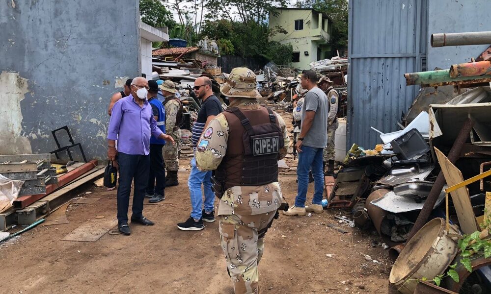 Polícias Civil e Militar notificam três estabelecimentos em Camaçari em ação contra receptação de fios