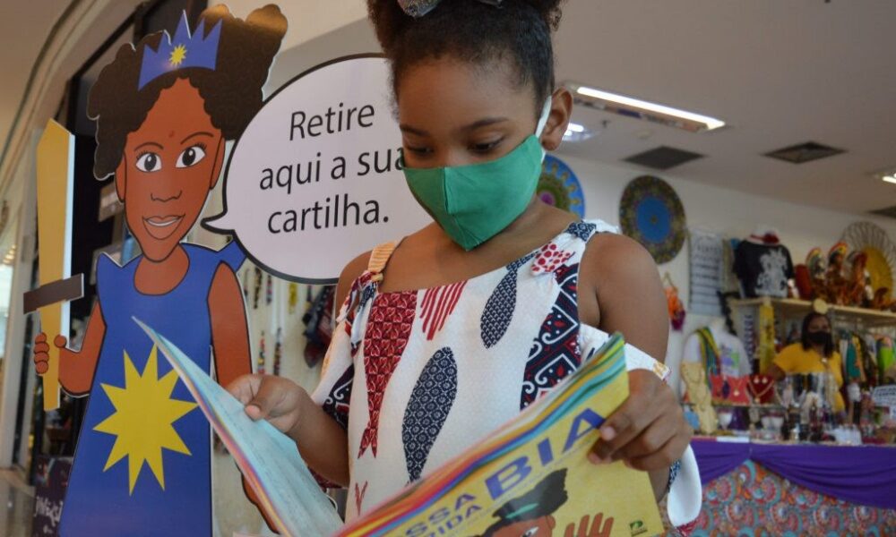 Infância sem racismo: Defensoria conta histórias para crianças em shoppings de Salvador