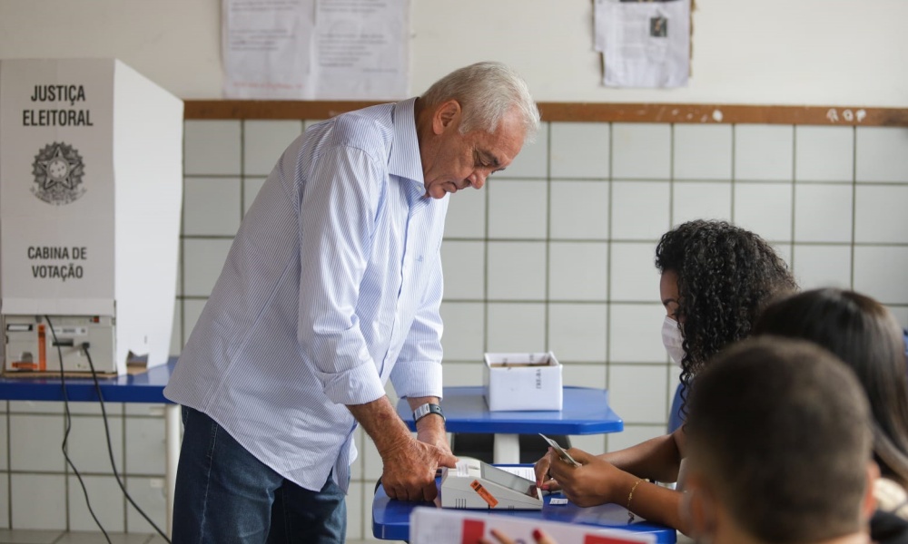 Candidato à reeleição no Senado, Otto Alencar votou na cidade de Ruy Barbosa