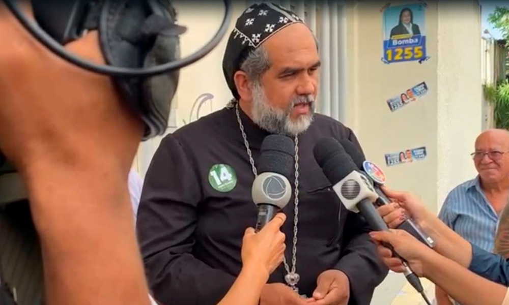 Candidato pelo PTB, Padre Kelmon vota em Salvador