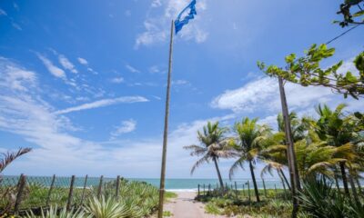 Praias de Guarajuba e Itacimirim renovam selos Bandeira Azul para temporada 2022-2023