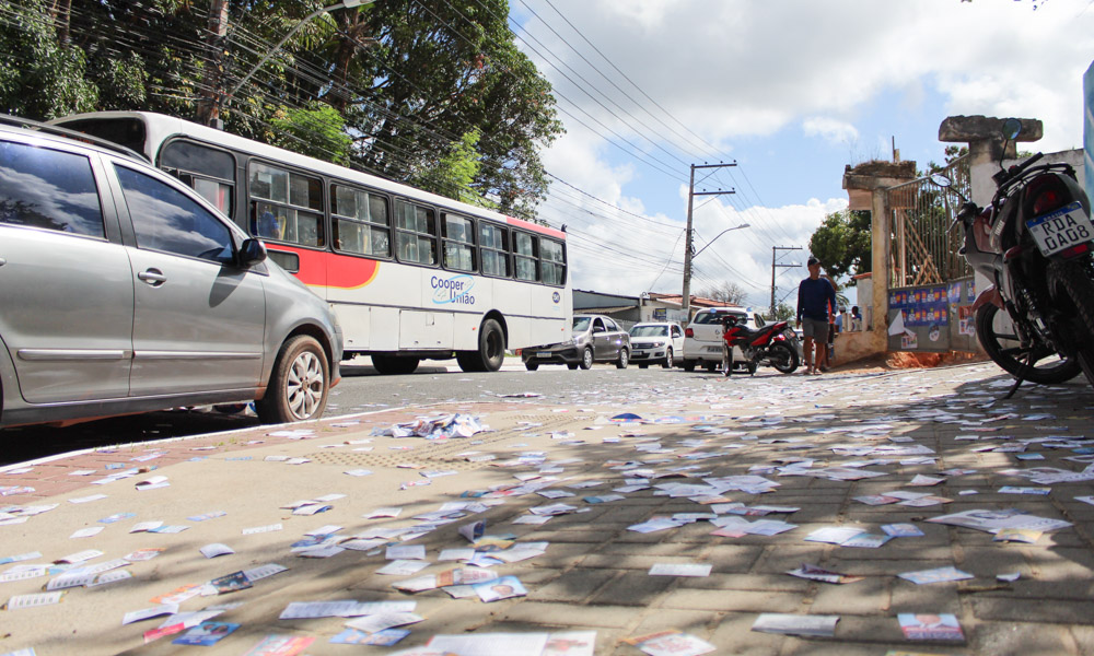 'Santinhos' tomam conta das ruas; cena de sujeira se repetiu na sede e orla de Camaçari