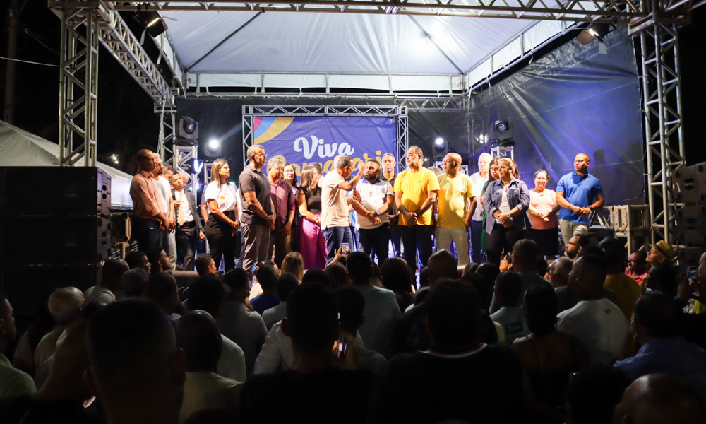 “O futuro prefeito ou prefeita está aqui nesse palanque”, aponta Elinaldo durante inauguração em Jauá
