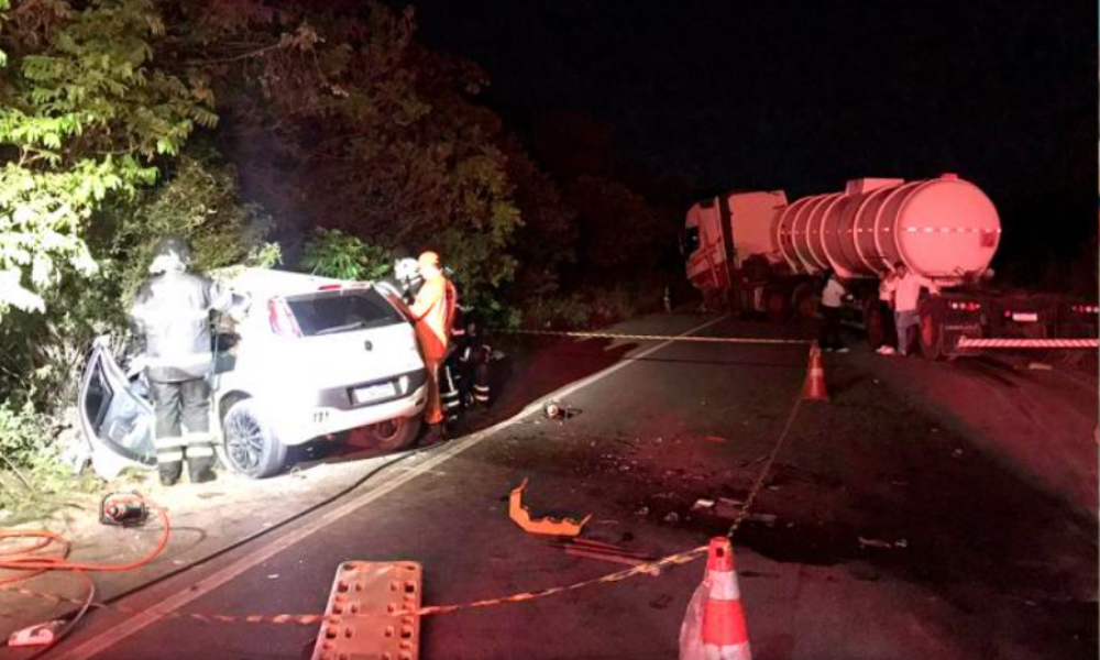 Jovem de 23 anos morre após colidir veículo com caminhão-tanque no Polo Petroquímico