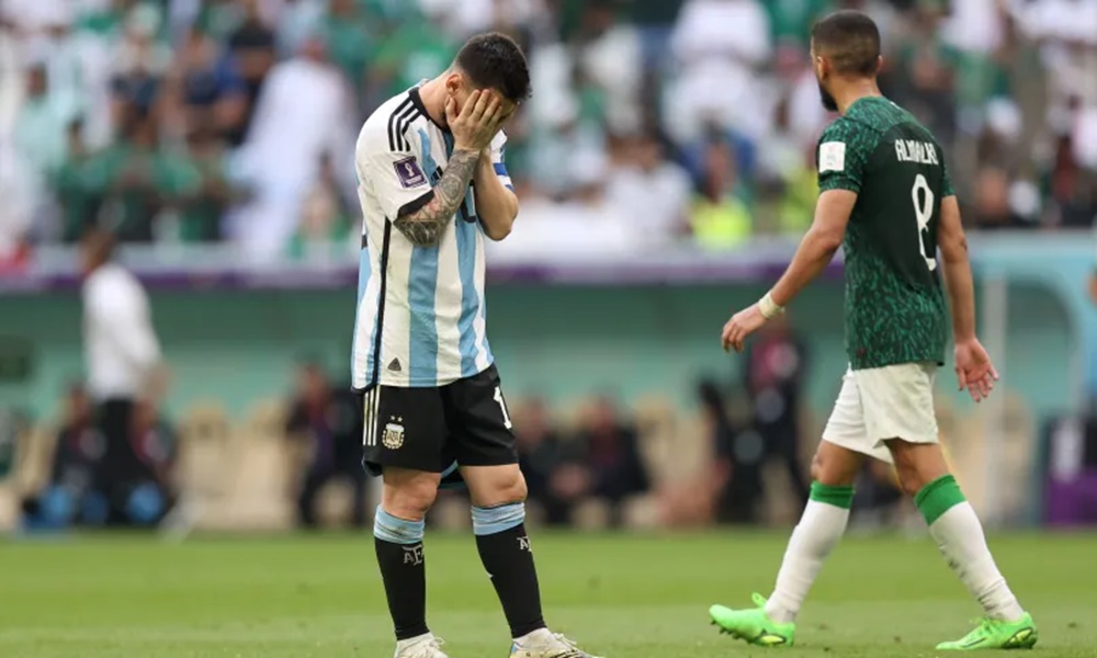 Copa do Mundo: Arábia Saudita surpreende na estreia e derrota Argentina