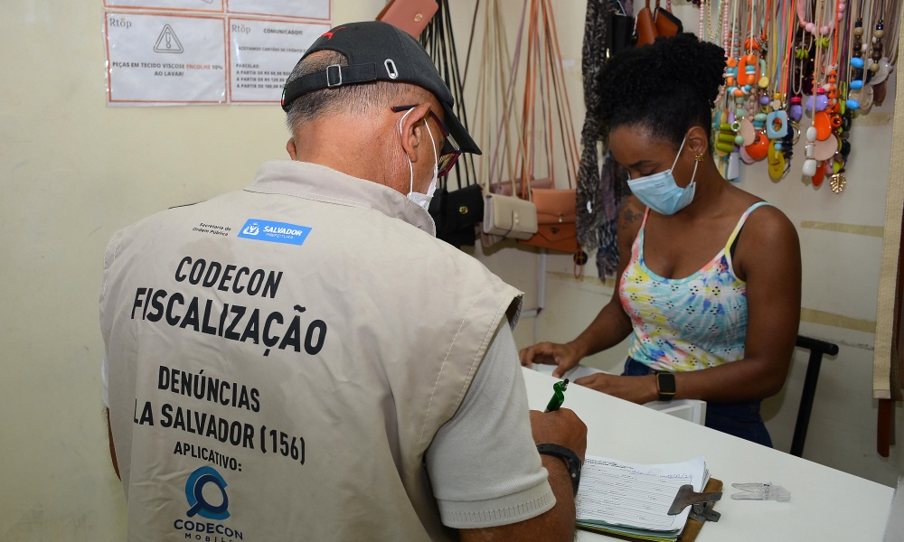 Codecon inicia Operação Natal 2022 e fiscaliza estabelecimentos comerciais em Salvador