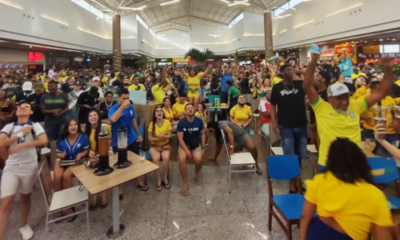 Carlos Roger anima torcida do Brasil no Boulevard Shopping Camaçari nesta sexta-feira