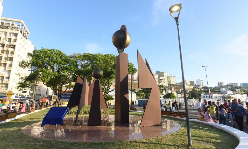 Praça Cairu volta a ter monumento de Mário Cravo Jr. e ganha obra de Tatti Moreno