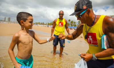 Verão: Salvamar distribui pulseiras de identificação para crianças nas praias de Salvador