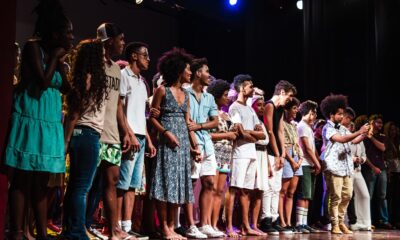 Teatroescola oferta bolsas para jovens afrodescendentes, indígenas e de baixa renda