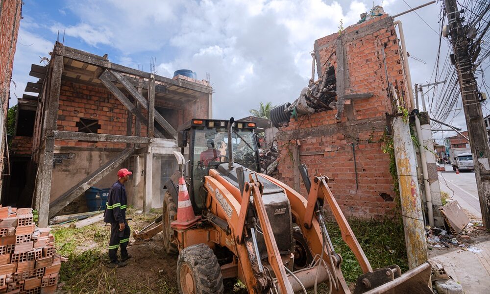 Demolição de prédio na Nova Vitória segue até sexta-feira e altera trânsito da região
