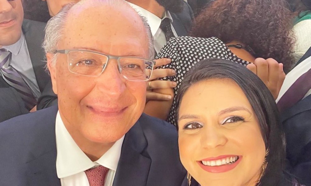 Ex-bolsonarista, Dayane Pimentel participa da posse de Alckmin como ministro