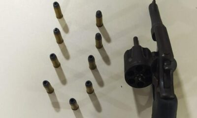 Polícia prende homem com revólver e munições no Centro de Camaçari