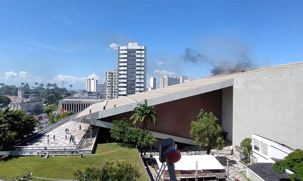 Após incêndio, apresentações no Teatro Castro Alves são canceladas