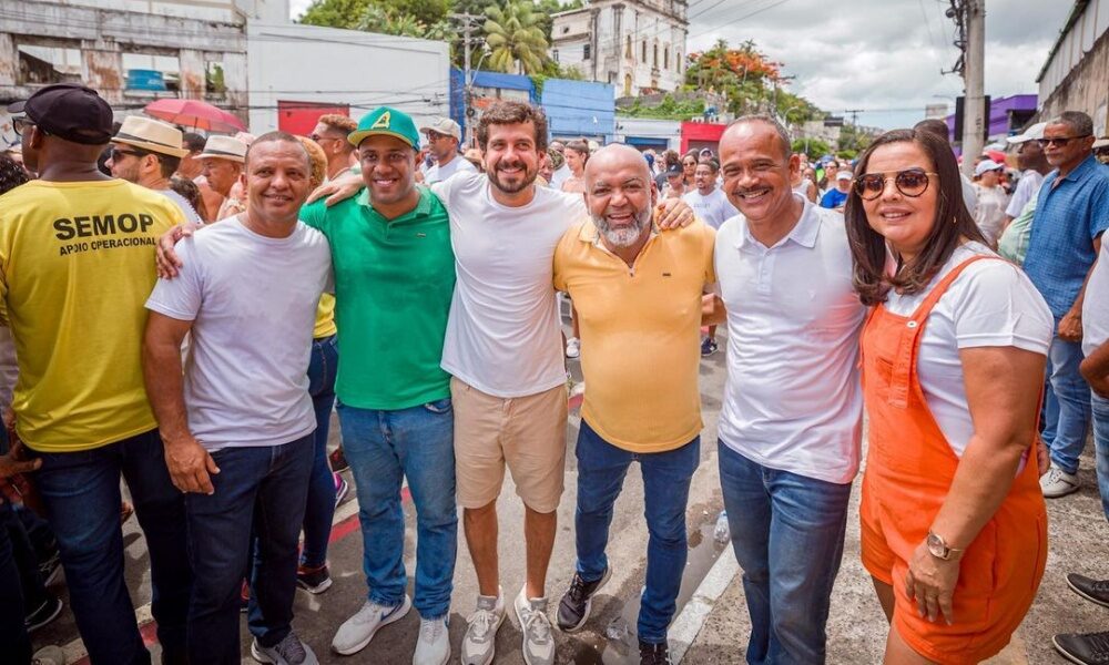 Manuel Rocha caminha ao lado de lideranças políticas de Camaçari na Lavagem do Bonfim