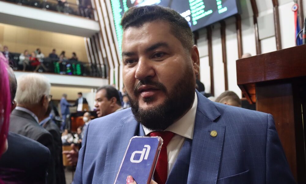 Júnior Muniz assina PEC da reeleição na Alba