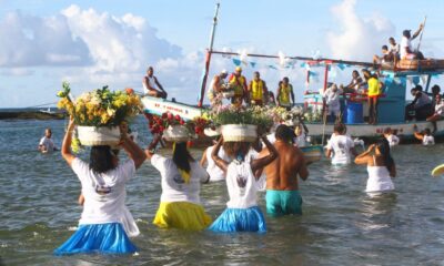 Iemanjá é celebrada com tradição e devoção em Arembepe nesta quinta-feira