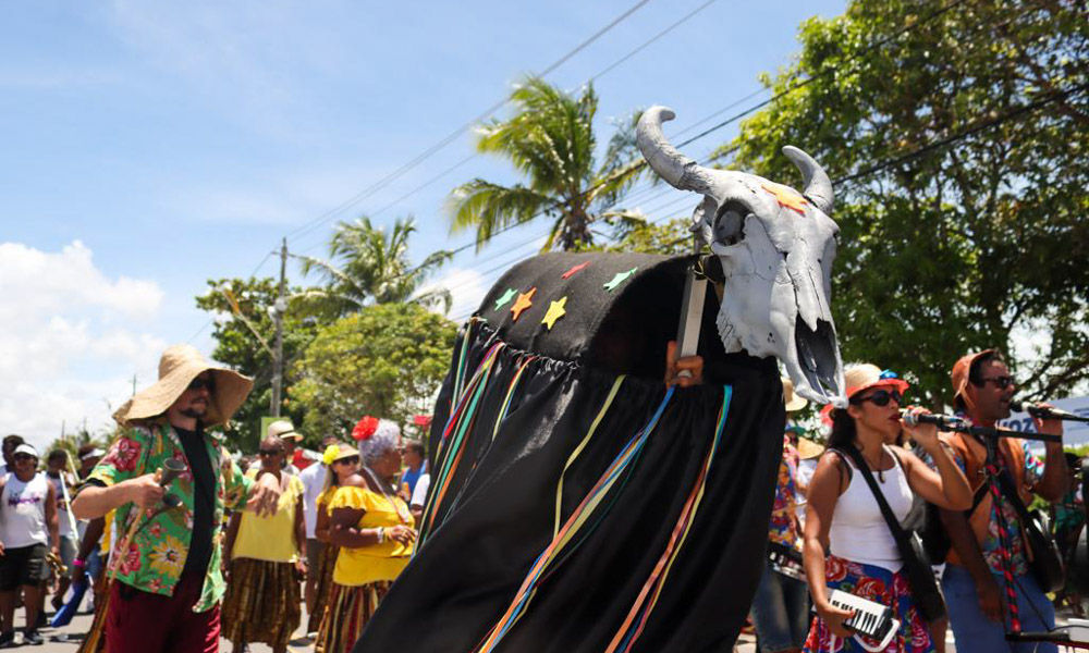 Em tradicional cortejo, retomada do Festival de Arembepe é celebrada com música e alegria