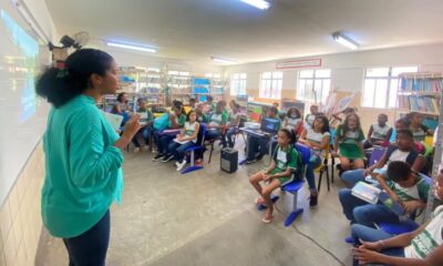 Programa Águas de Camaçari discute educação ambiental em escola municipal de Arembepe
