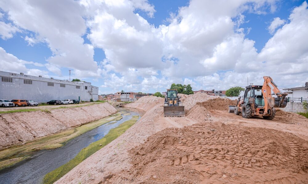Mais dois bairros recebem ação de limpeza de canais em Camaçari