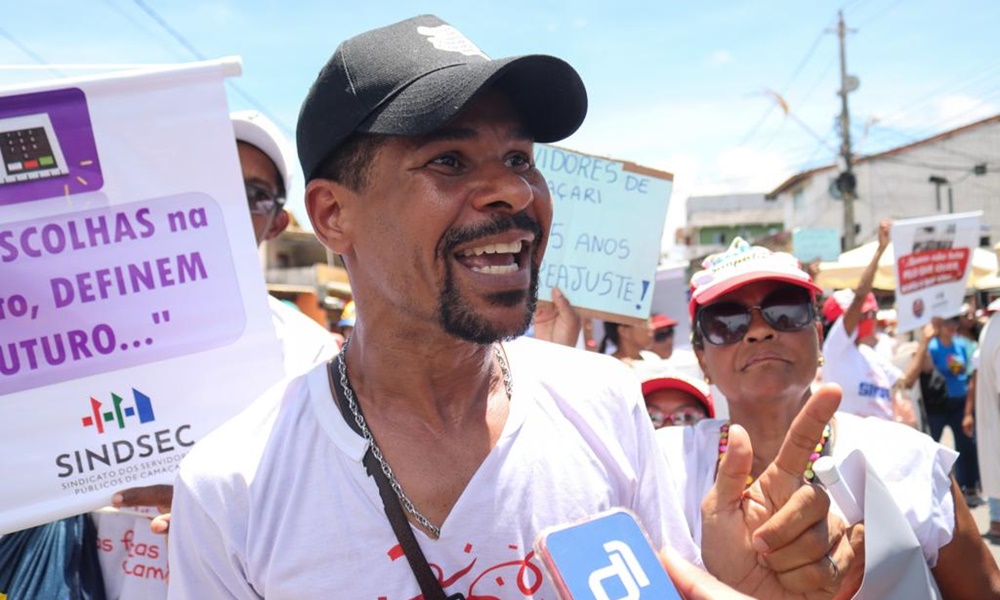 Servidores municipais cobram revisão salarial durante cortejo do Festival de Arembepe