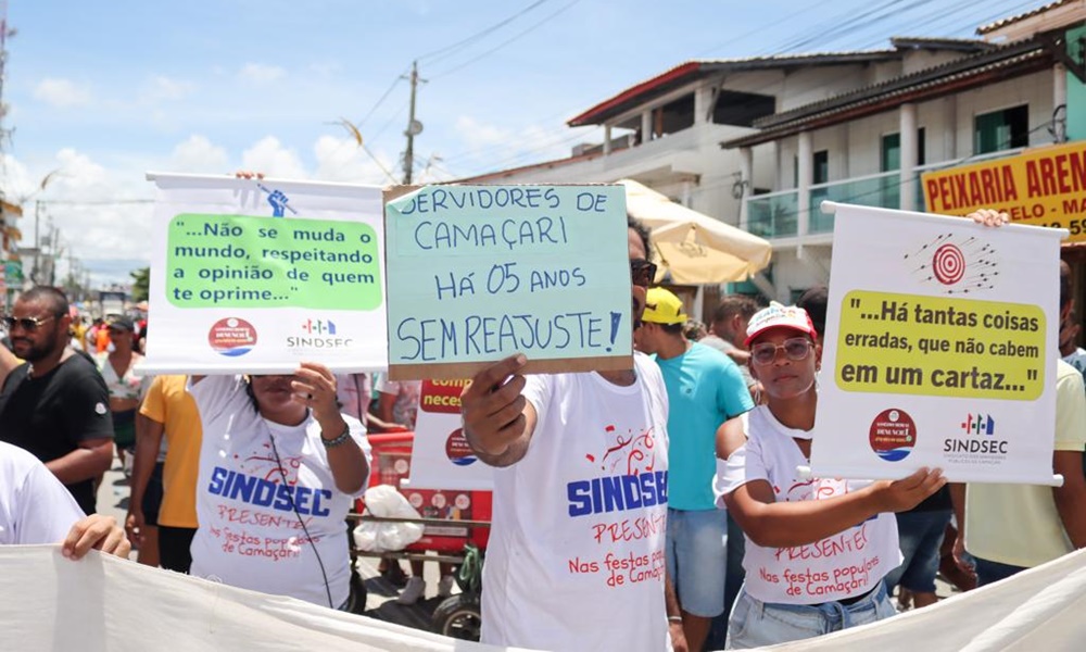 Servidores municipais cobram revisão salarial durante cortejo do Festival de Arembepe