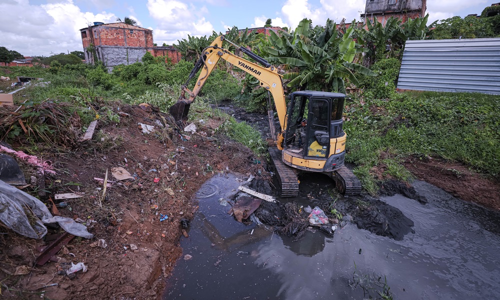 Jardim Limoeiro, Nova Vitória e Gleba E recebem limpeza de canais