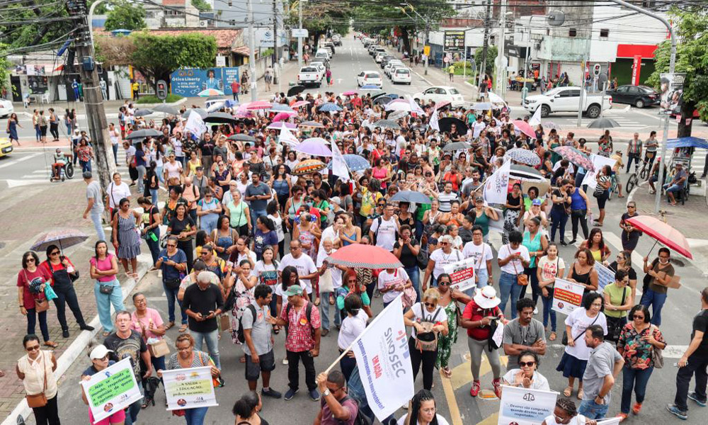 Manifestação marca início da paralisação dos professores e servidores em Camaçari