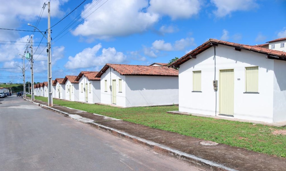 Helder traça histórico e destaca esforços do governo para entrega de casas no Burissatuba