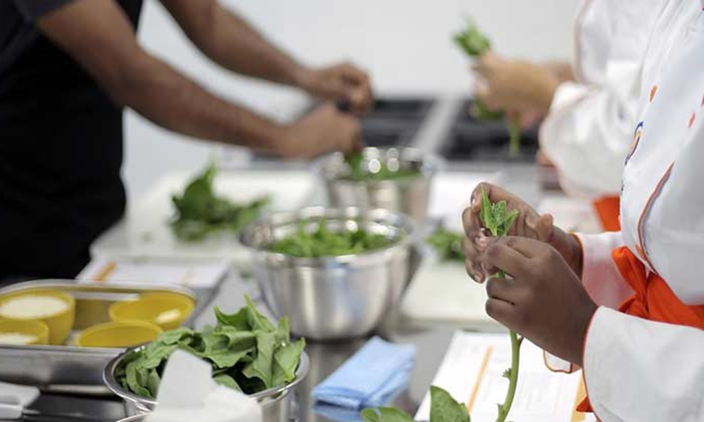 Simm tem vagas para auxiliar de cozinha com salário de R$ 1.320; veja requisitos