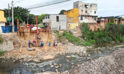 Atrasada, obra da ponte da Avenida Rio Camaçari gera transtorno há oito meses