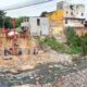 Atrasada, obra da ponte da Avenida Rio Camaçari gera transtorno há oito meses