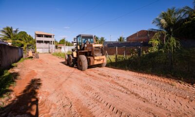 Rua sem pavimentação recebe serviço de melhoria na comunidade de Tucunaré em Arembepe
