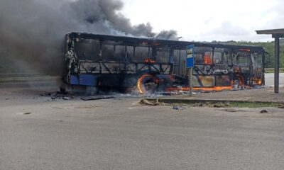 Ônibus da empresa Avanço Transporte sofre incêndio na Via Parafuso