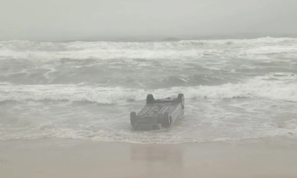 Carro é encontrado capotado dentro do mar na praia de Ipitanga em Lauro de Freitas