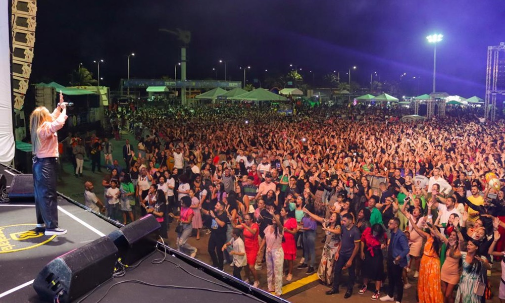 Bruna Karla emociona público na primeira noite do Canta Bahia em Camaçari