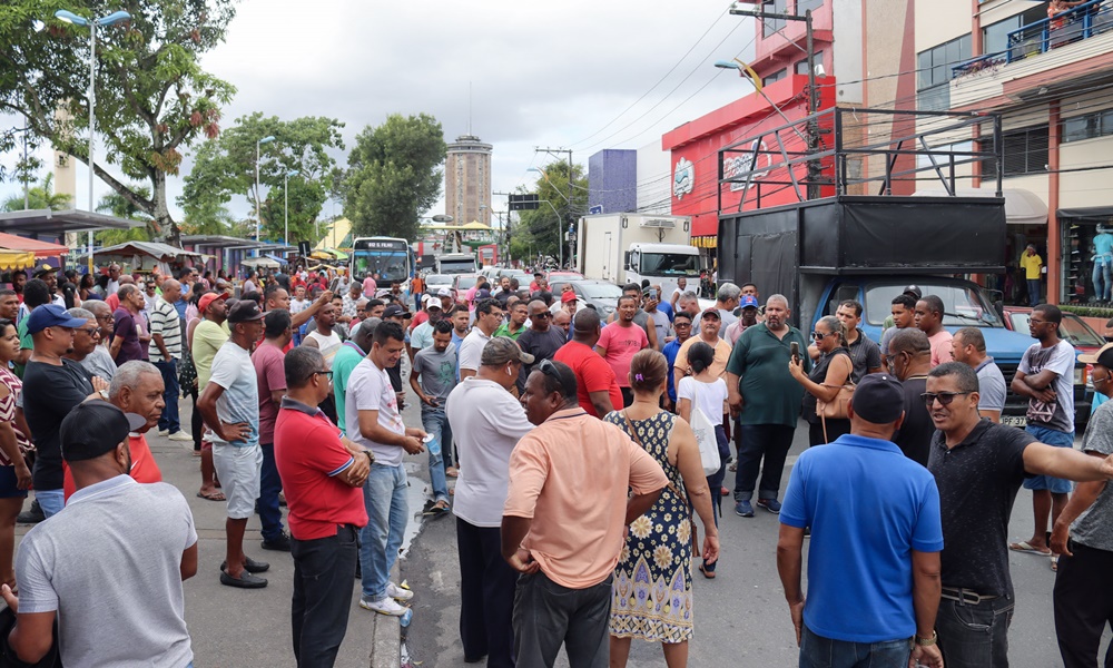 Ligeirinhos realizam manifestação no Centro de Camaçari; motoristas querem regularizar atividade