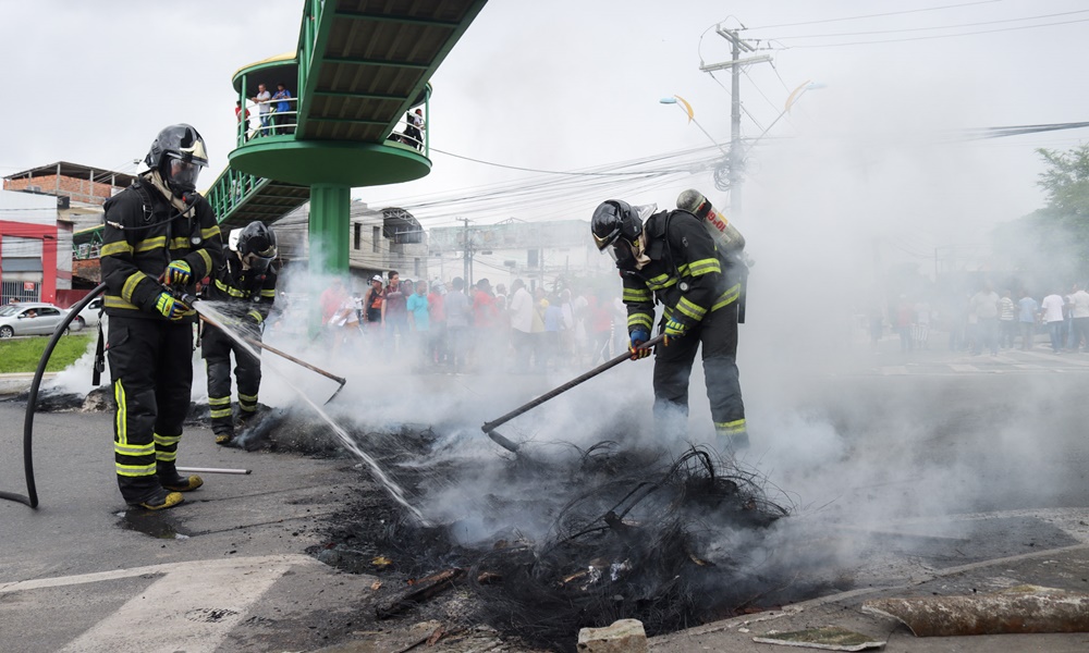 Ligeirinhos realizam manifestação no Centro de Camaçari; motoristas querem regularizar atividade
