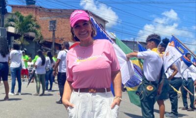 "Nosso povo merece mais", declara Sineide Lopes durante desfile da Gleba E