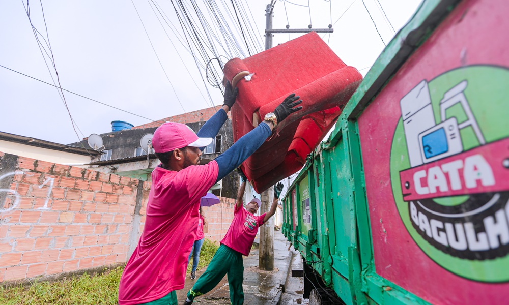Cata Bagulho: comunidade de Catu de Abrantes recebe serviços de remoção de lixo nesta quarta
