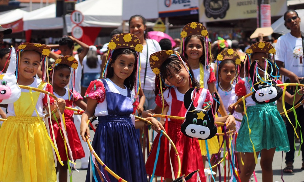 Desfile cívico em celebração ao aniversário de Camaçari é marcado por arte, educação e cultura