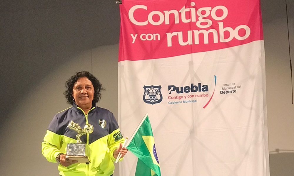Dilma Mendes recebe troféu de melhor treinadora de Fut7 do mundo no México