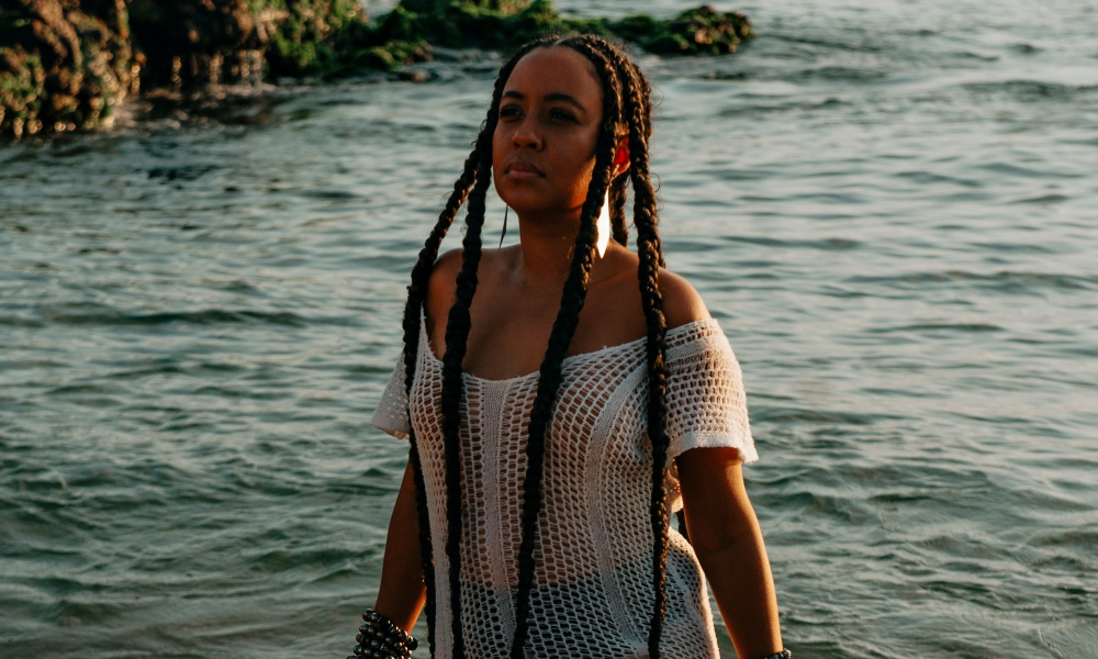 Aiace explora narrativa afrodiaspórica em clipe da música 'Fluxo e Refluxo'
