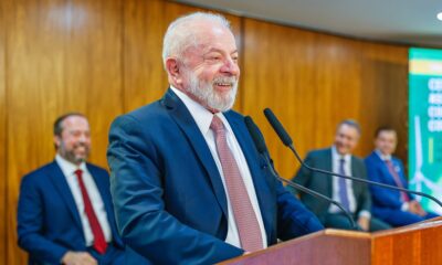 Lula sanciona lei para permanência de estudantes de baixa renda no ensino médio