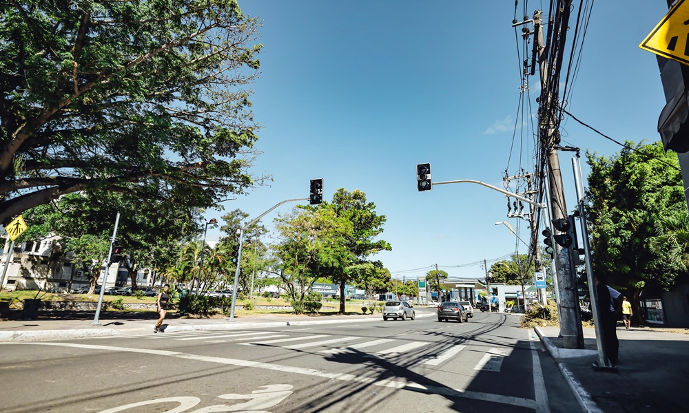 Conjunto de semáforos inteligentes é instalado em Camaçari; saiba locais