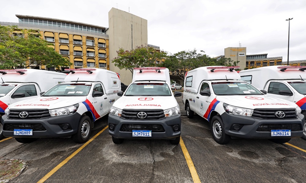 Com investimento superior a R$ 18 milhões, Jerônimo entrega 68 ambulâncias para 66 municípios