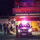 Dois homens e uma criança de 6 anos são baleados em bar do Ficam; um morreu no local