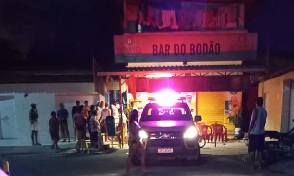 Dois homens e uma criança de 6 anos são baleados em bar do Ficam; um morreu no local